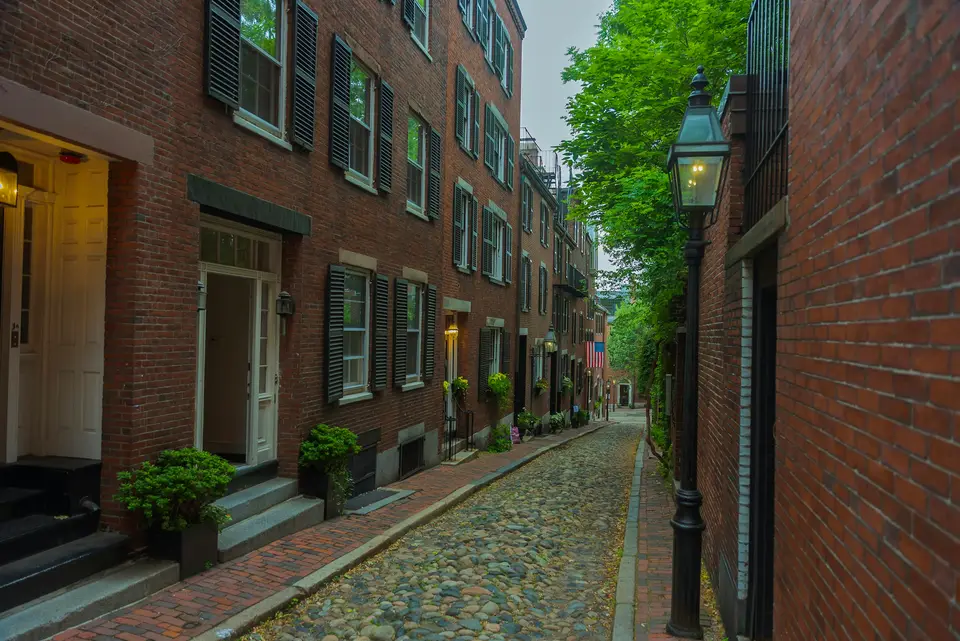 Cobblestone street lined with historic brick buildings — Boston