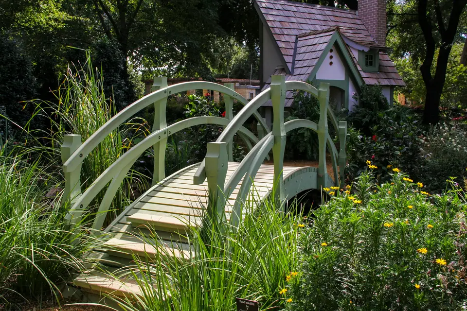 white wooden bridge over green plants — Dallas–Fort Worth