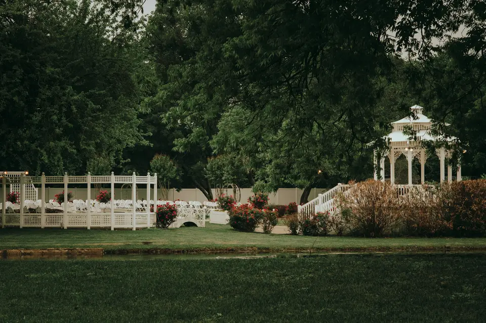 green grass field with trees and white wooden fence — Dallas–Fort Worth